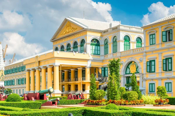 Försvarsministeriet vackra byggnad i gul färg i Bangko — Stockfoto
