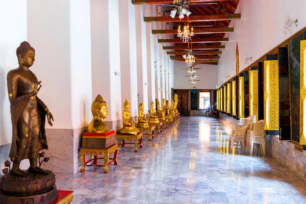 Sitzt an den Wänden einer Buddha-Statue in einem hellen Tempel in — Stockfoto