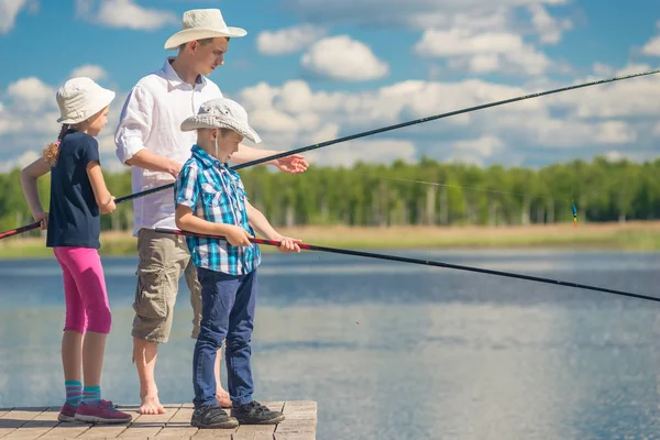 Papà con la figlia e il figlio in un fine settimana di pesca — Foto Stock