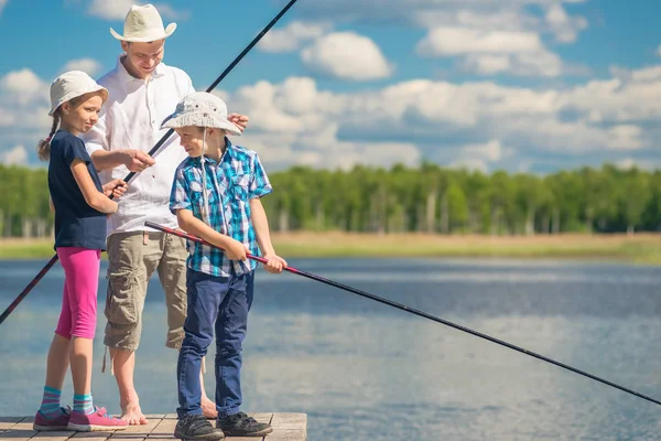 Ather leert kinderen om te vissen op grote vis — Stockfoto