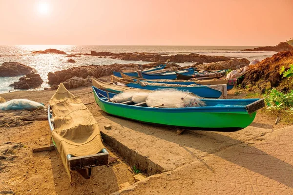 Bateaux de pêche avec des filets au bord de l'océan. Teinté . — Photo