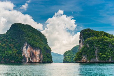 Andaman Denizi'nde bulunan kayaların Tha Krabi resort yakınındaki