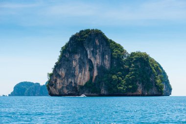 güzel bir güneşli bir günde Andaman Denizi kaya