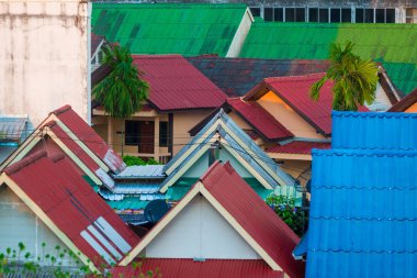 şehirde evlerin çatıları yakın çekim