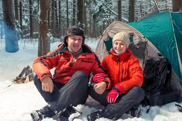 A married couple of active tourists on the nature in a winter fo — Stock Photo, Image