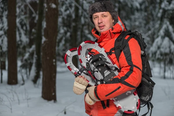 Turista masculino com sapatos de neve na floresta de inverno — Fotografia de Stock