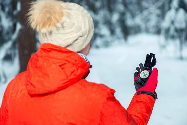 Dívka je vedena v zimním lese kompas, zobrazení — Stock fotografie