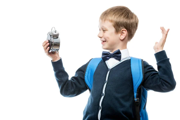 학교 유니폼에 흰색 backgr 알람 시계와 함께 즐거운 소년 — 스톡 사진