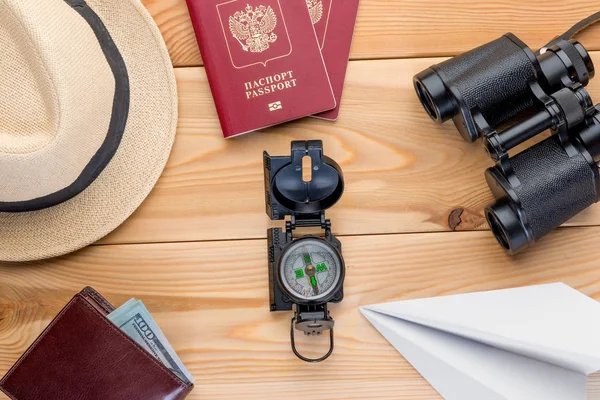 Pass, pengar och navigation utrustning för resor på en ge — Stockfoto