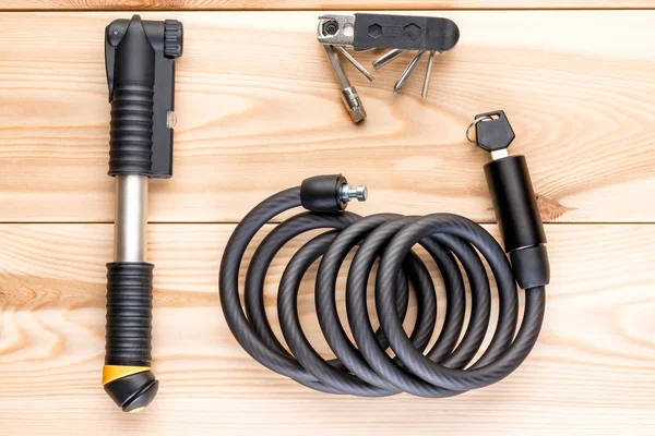 Pump, lock and a set of tools for a bicycle on wooden boards top — Stock Photo, Image