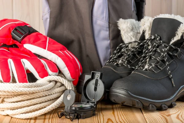 Objetos de primer plano y ropa para una caminata de invierno en un respaldo de madera — Foto de Stock