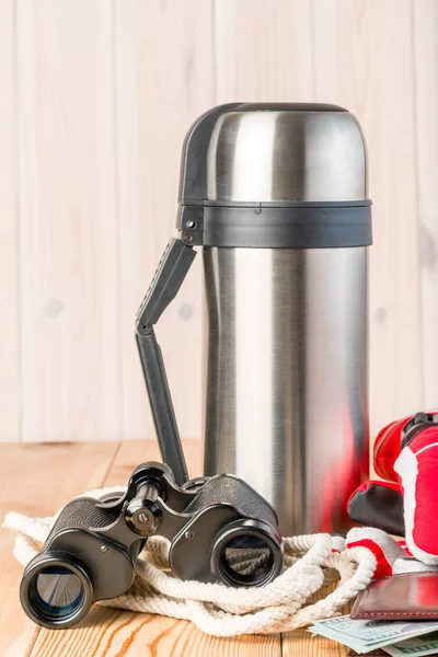 Thermos with hot tea, binoculars, rope and gloves for a dangerou — Stock Photo, Image