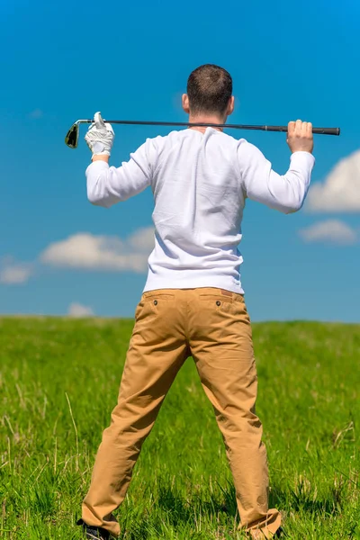 Golfspelare vila med en golfklubba på sina axlar i en grön fiel — Stockfoto