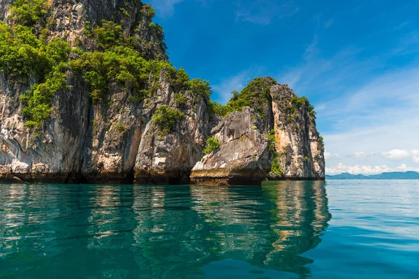 Água limpa turquesa bela paisagem, penhasco alto em Thailan — Fotografia de Stock