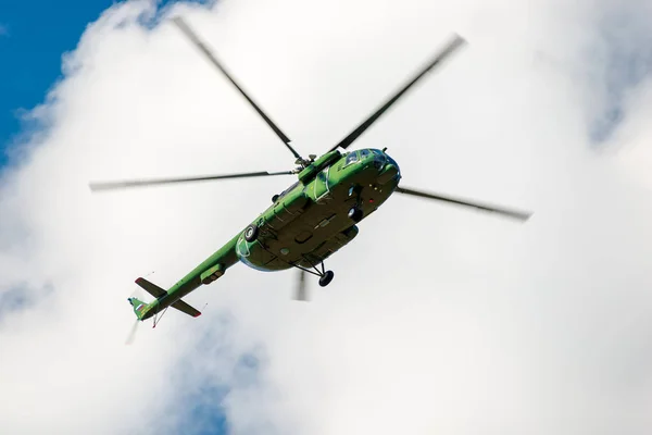 Helicóptero militar com a bandeira russa na cauda no céu — Fotografia de Stock