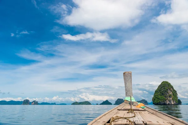 Paysage pittoresque, bateau au premier plan, province de Krabi, i — Photo