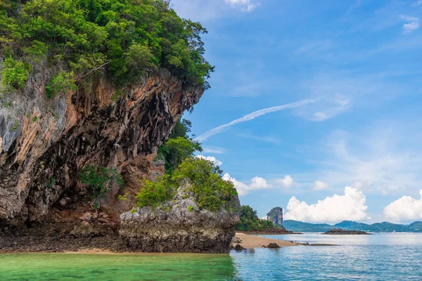 Costa rochosa da ilha na província de Krabi, Tailândia — Fotografia de Stock