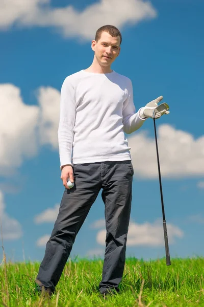 Retrato de un hombre jugando al golf en el campo en un día soleado — Foto de Stock