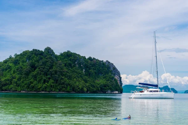 Yacht blanc dans un bel endroit en Thaïlande dans la mer d'Andaman — Photo