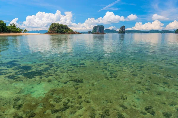 Paysage magnifique de la Thaïlande - la mer, les rochers et belle cl — Photo