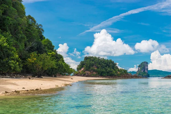 Vazio ilha desabitada com uma praia e uma bela vista do th — Fotografia de Stock