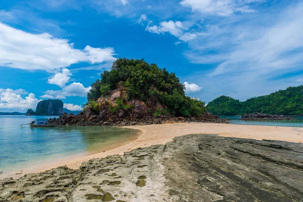 Trópusokon. Ázsiában, egy sziget, Thaiföld, a Krabi tartomány beach — Stock Fotó