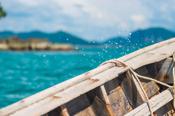 Raad van bestuur van een houten boot close-up en spetterend water overboord — Stockfoto