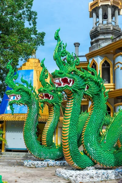 Esculturas de dragones verdes arte tradicional tailandés — Foto de Stock