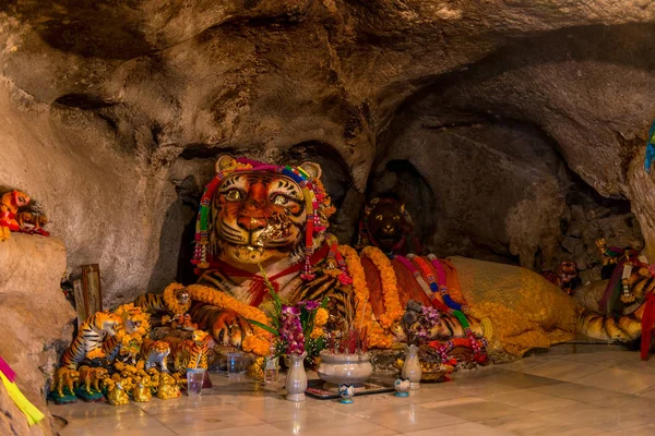 Gran escultura de tigre con atributos religiosos en una cueva de tigre —  Fotos de Stock