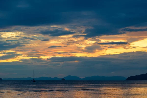 Beautiful bright sky at sunset over the tranquil Andaman Sea in — Stock Photo, Image