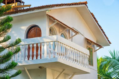 Beyaz Saray bir balkon bir tropikal iklim. Renkli.