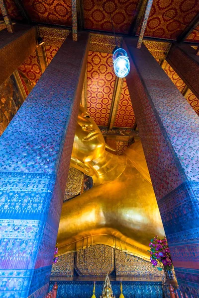 Gott-Buddha im Tempel des liegenden Buddha in Bangkok, tha — Stockfoto