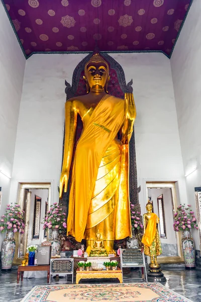 Vista do altar no templo budista da Tailândia - o deus B — Fotografia de Stock