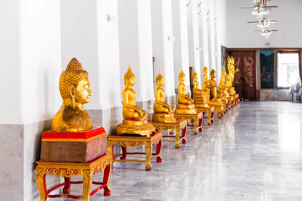 Goldene Buddha-Statuen in einem hellen Tempel in Bangkok, Thailand — Stockfoto