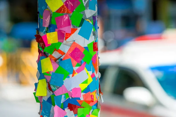 Colonna con adesivi colorati sulla strada della Thailandia primo piano — Foto Stock