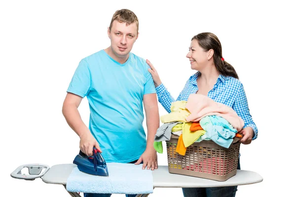 Felice coppia sposata mentre stirare vestiti isolati su bac bianco — Foto Stock