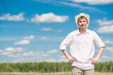 Yatay fre bir şapka ve Beyaz gömlekli bir adam portresi