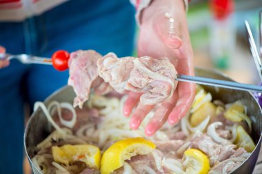 söz konusu işlem kızartma için et kadınların elleri hazırlamak