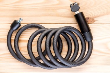 bir ahşap zemin kapat-u bir bisiklet için bir anahtar ile esnek kilit