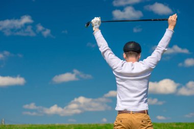Bir golf kulübü ile bir golfçü zaferi görünümü ile mutluluk duyar 