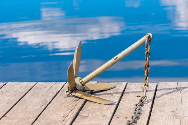 Anchor photo of a close-up lying on a wooden pier — Stock Photo, Image