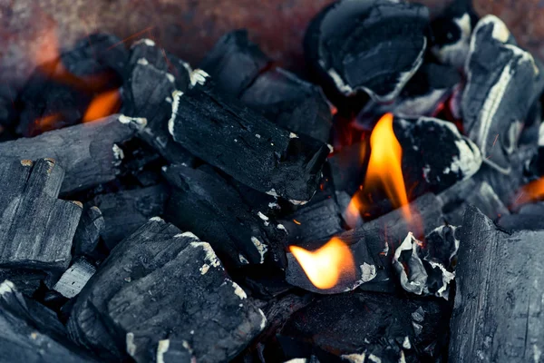 黑色的煤和橙色的火焰-一个火关闭 — 图库照片