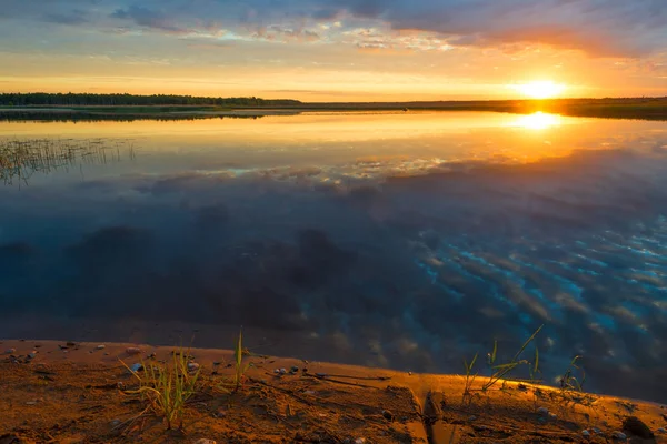 Oranžové slunce a malebné jezero na klidné letní ráno — Stock fotografie