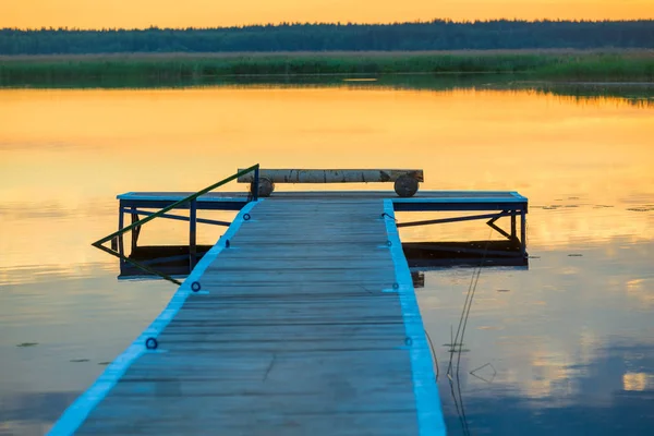 Původní dřevěné molo klidná jezera za svítání — Stock fotografie