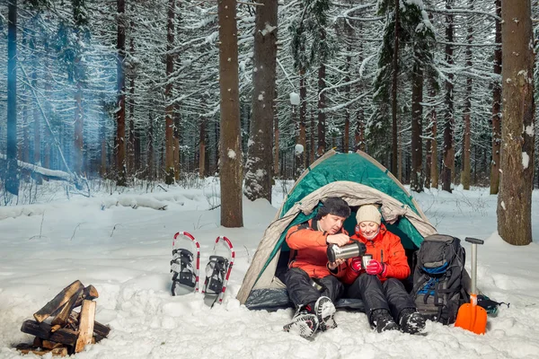 Desperate tourists with tea at halt in the winter cold forest — Stock Photo, Image