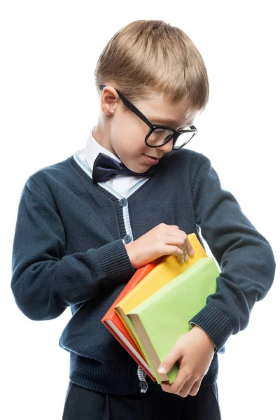 Verticale portret van een schooljongen in uniform met boeken over een whit — Stockfoto