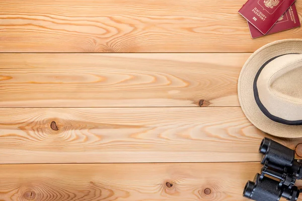 Espacio de tablero de madera y objetos para viajar en el marco derecho — Foto de Stock