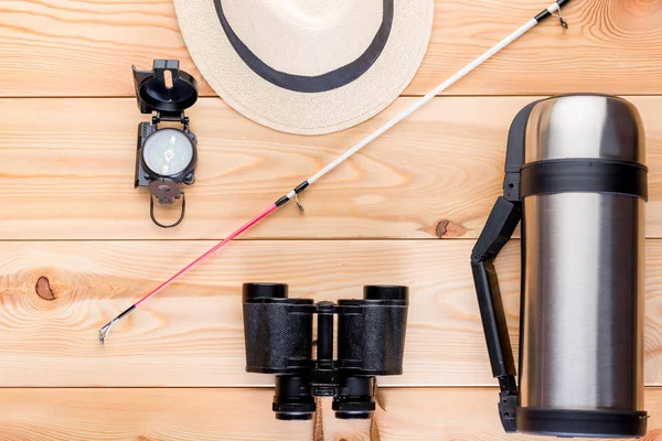 Bovenaanzicht objecten om te zoeken naar vis en visserij op de houten fl — Stockfoto