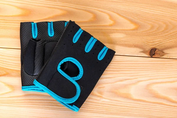 Спортивные перчатки для велоспорта на деревянных досках — стоковое фото