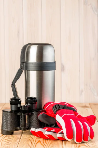 Binoculars, gloves and thermos with tea ready for a difficult hi — Stock Photo, Image